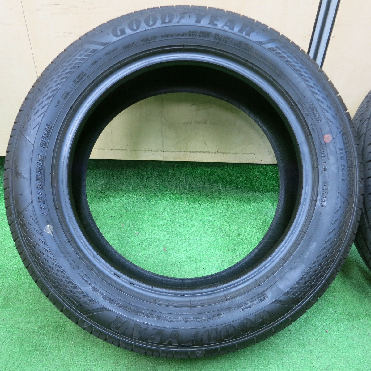 *送料無料* バリ溝！22年！ほぼ10分★175/65R15 グッドイヤー EfficientGrip ECO EG02 タイヤ 15インチ アクア フィット スイフト等★4052801イノタ