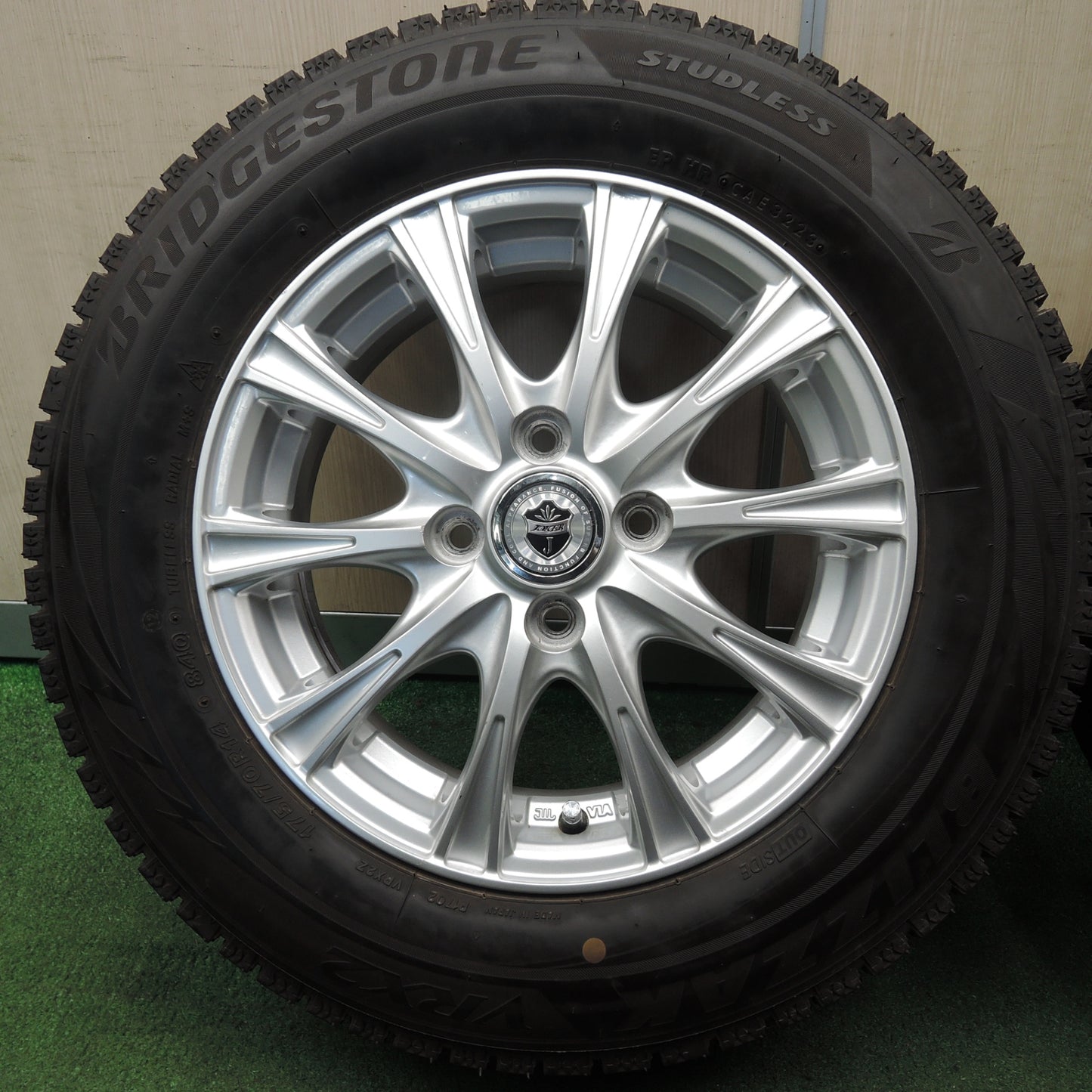 *送料無料* バリ溝！23年！キレイ！ほぼ10分★スタッドレス 175/70R14 ブリヂストン ブリザック VRX2 JOKER ジョーカー 14インチ PCD100/4H★4031505NJス