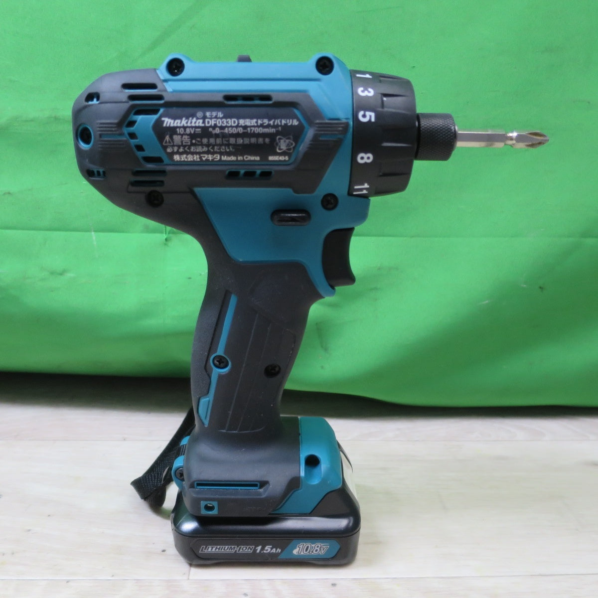 [送料無料] キレイ!バッテリー2個☆マキタ 充電式 ドライバ ドリル 10.8V DF033DSHX 充電器 ケース付き 電動 工具☆