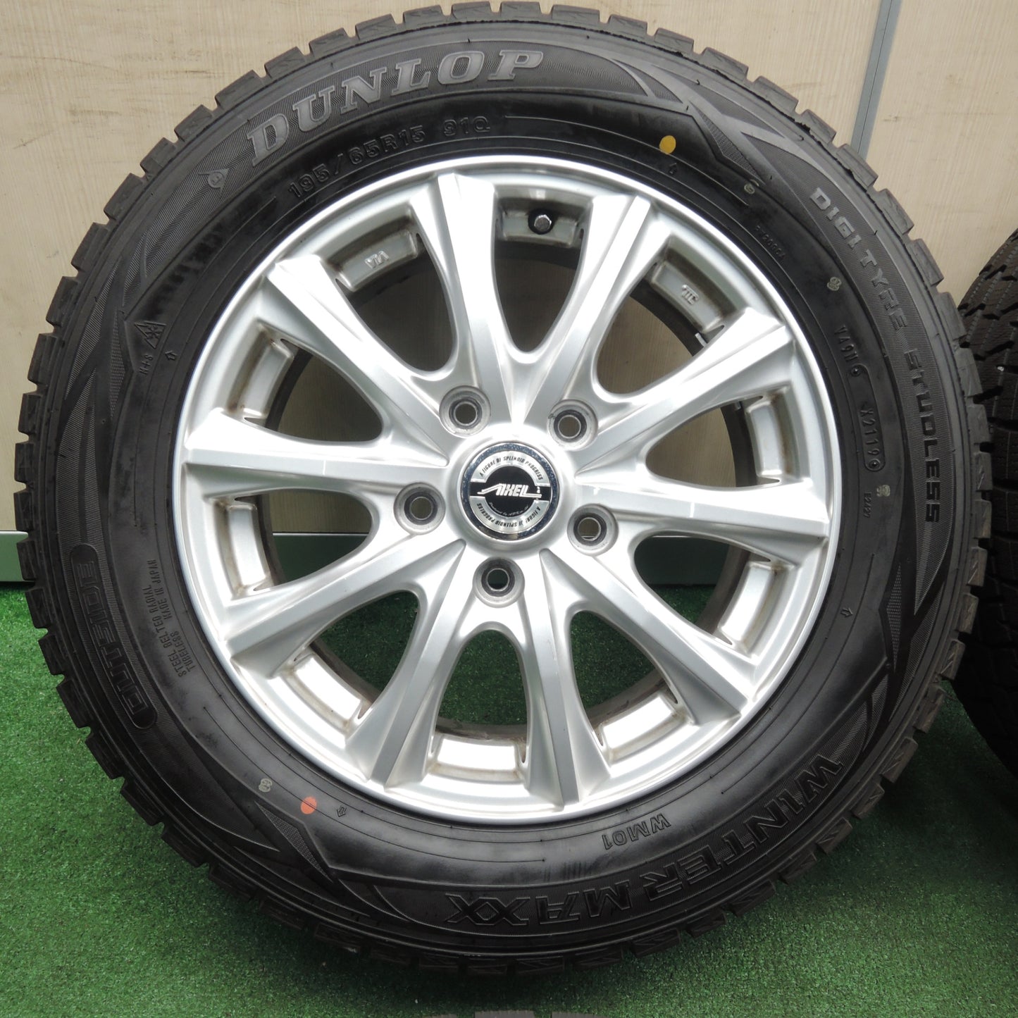 *送料無料* バリ溝！キレイ！9.5分以上★スタッドレス 195/65R15 ダンロップ ウインターマックス WM01 AXEL アクセル 15インチ PCD114.3/5H★4031806TNス