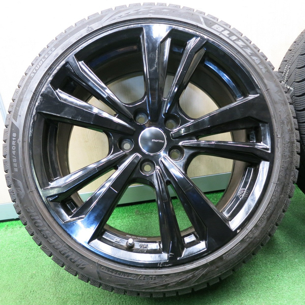 *送料無料* バリ溝！21年！9.5分★ベンツ等 Smartline 225/40R18 スタッドレス ブリヂストン ブリザック VRX3 スマートライン PCD112/5H★4031804NJス