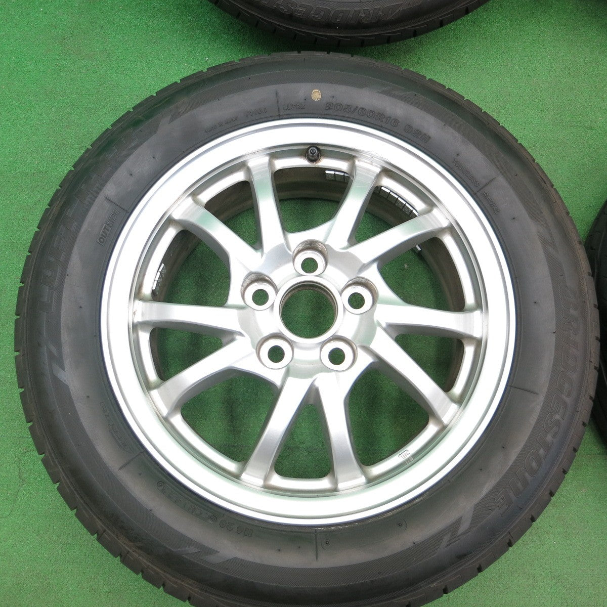 *送料無料* バリ溝！23年！9.5分★トヨタ プリウスα 純正 205/60R16 ブリヂストン LUFT RV2 16インチ PCD114.3/5H★4051009ナノ