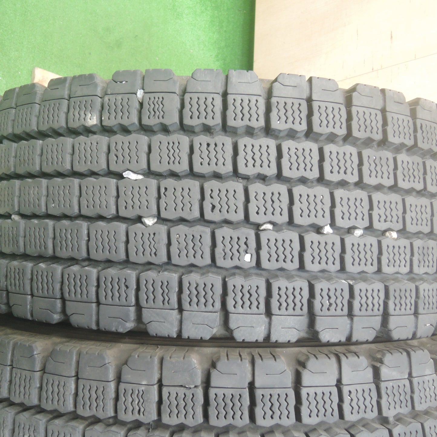 *送料無料* バリ溝！21年！8.5分★トラック タイヤ 265/70R19.5 140/138J スタッドレス ブリヂストン W910 19.5インチ★4042407KMスタ