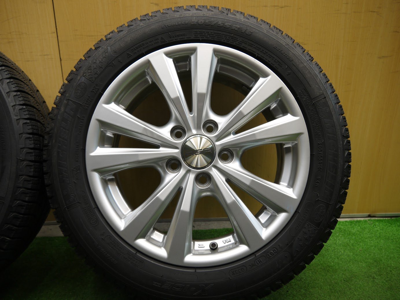 [送料無料] バリ溝！キレイ！9.5分★205/55R16 ワーゲン等  スタッドレス ミシュラン X-ICE XI3 AGA 16インチ PCD112/5H★2030803クス