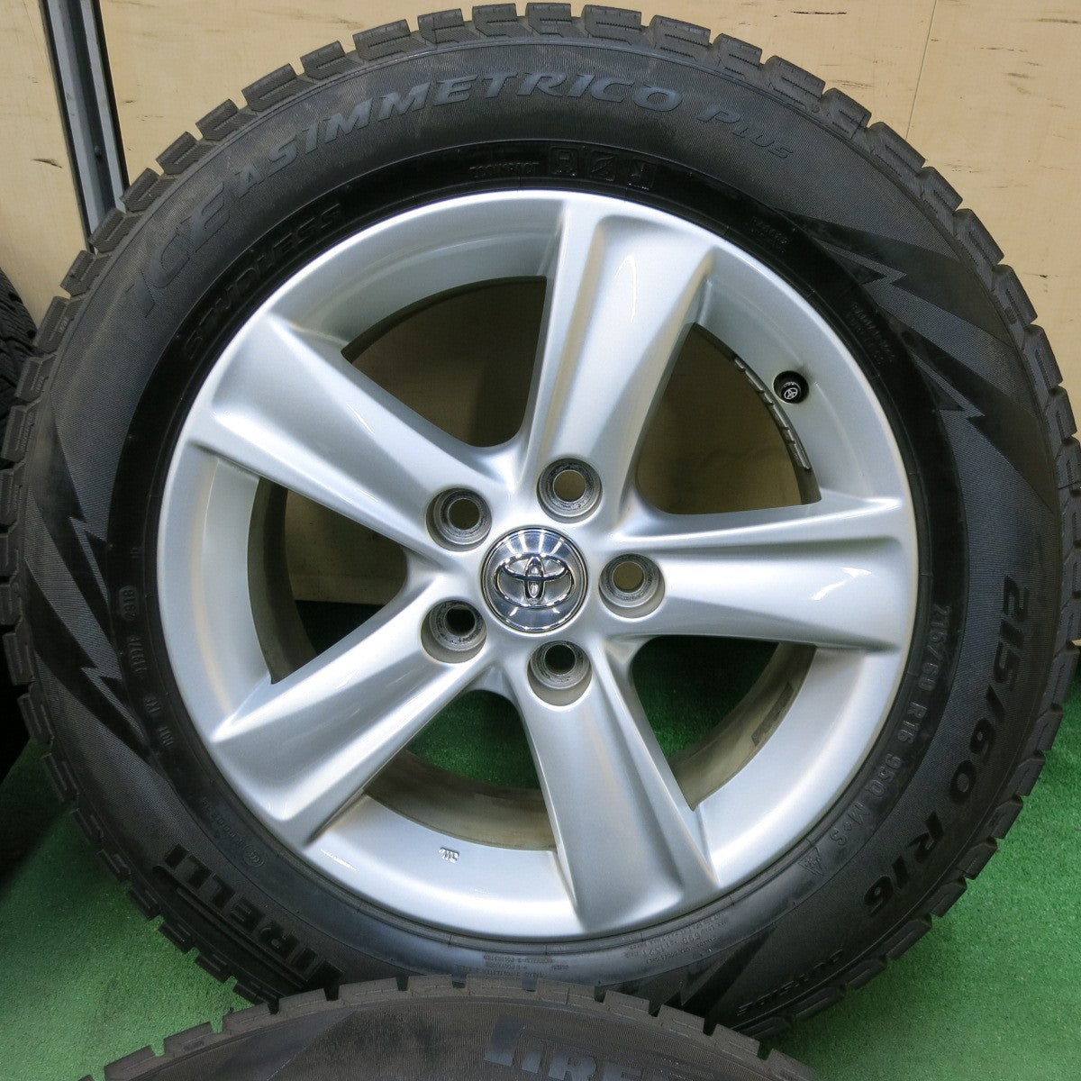 [送料無料] バリ溝！キレイ！9.5分以上★トヨタ 130系 マークX 純正 215/60R16 スタッドレス ピレリ アイスアシンメトリコ プラス 16インチ PCD114.3/5H★4120409SYス