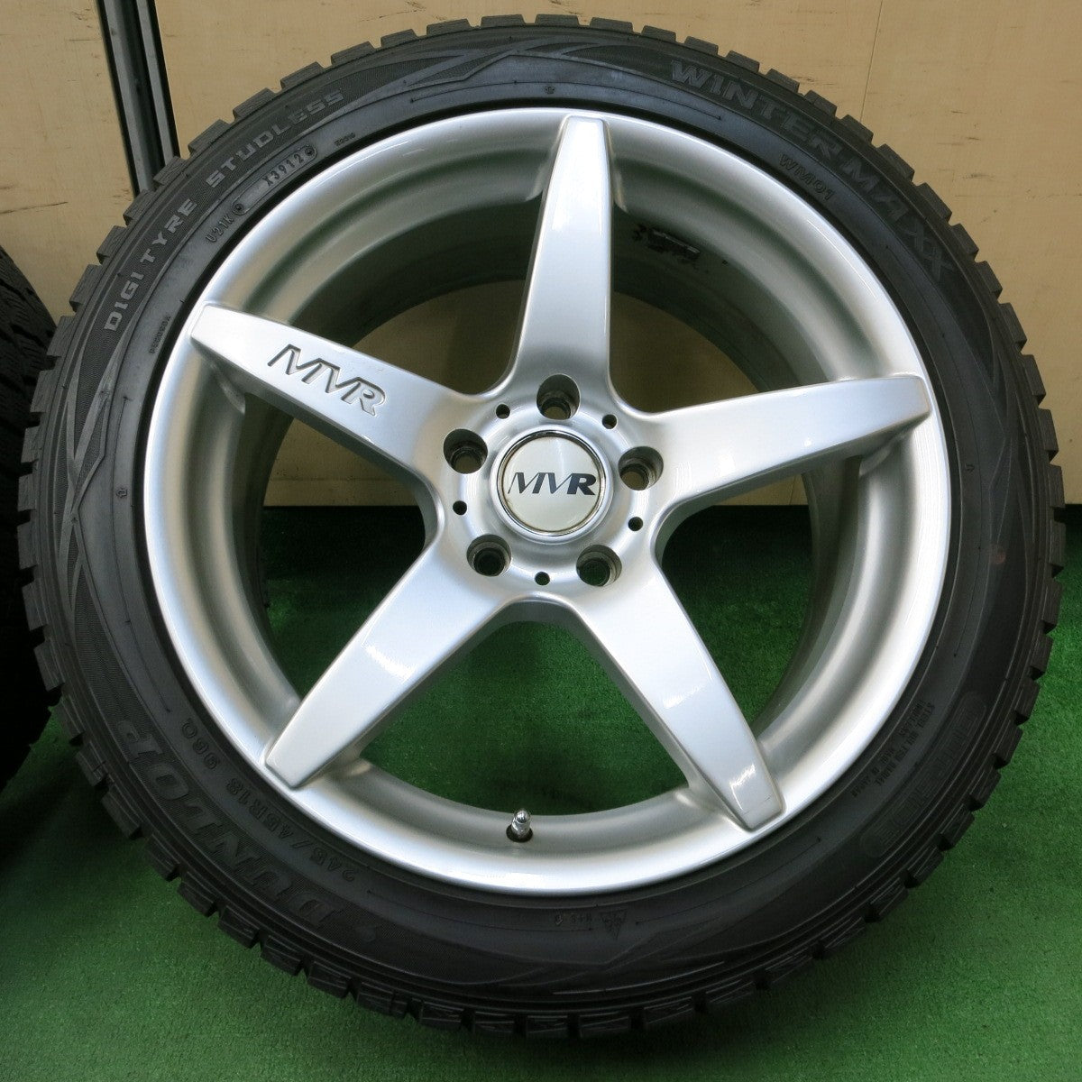 *送料無料* バリ溝！キレイ！8.5分★BMW 等 MVR 245/45R18 スタッドレス ダンロップ ウインターマックス WM01 18インチ PCD120/5H★4051707イス