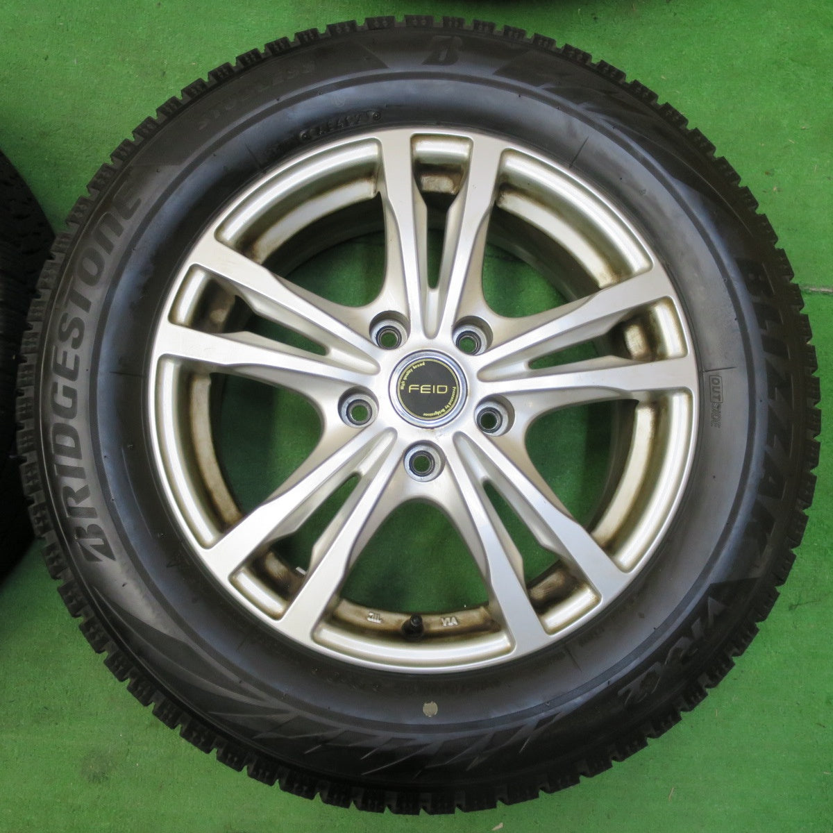 *送料無料* バリ溝！21年！9.5分★スタッドレス 215/60R16 ブリヂストン ブリザック VRX2 FEID 16インチ PCD114.3/5H★4062706イス