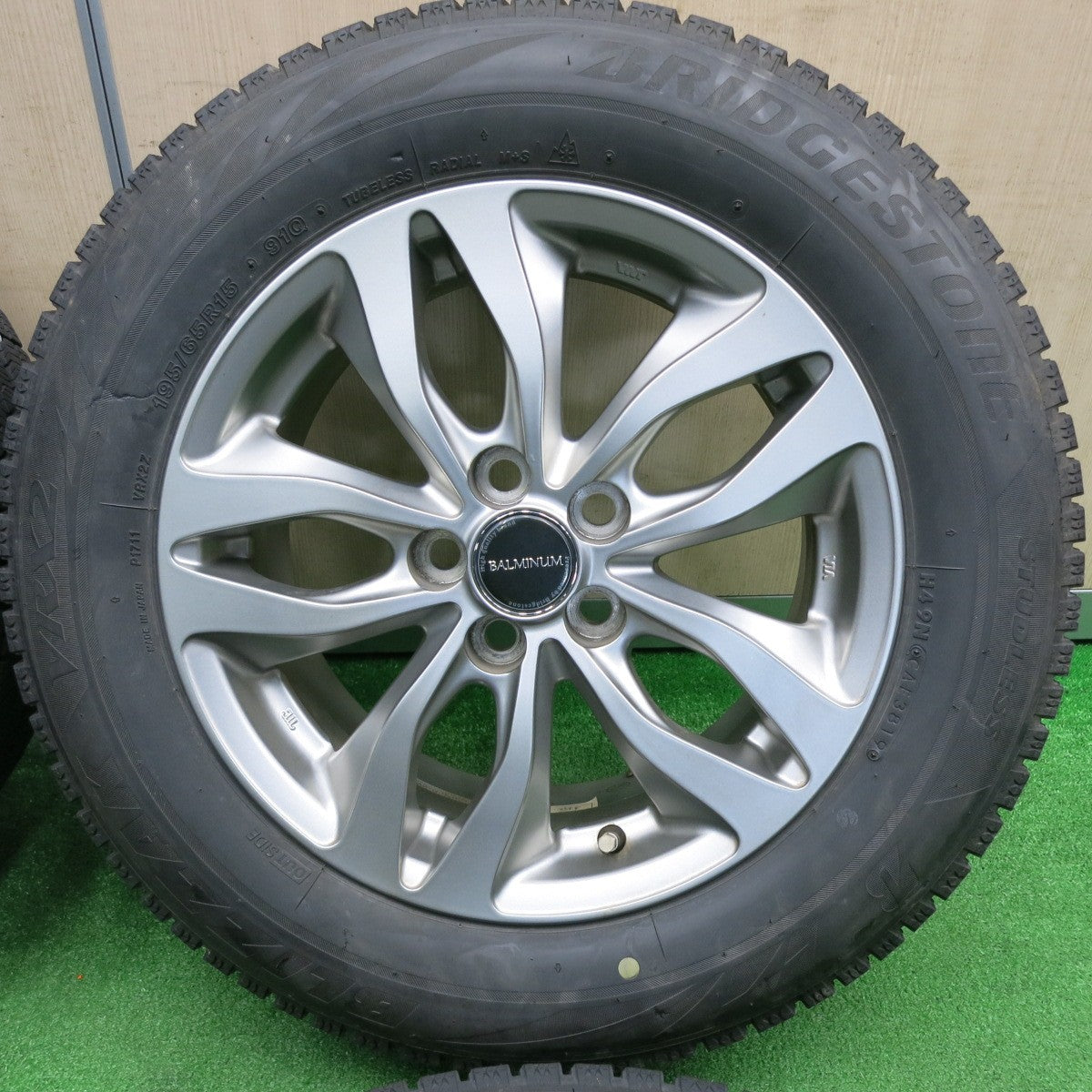 [送料無料] バリ溝！キレイ！9分★プリウス等 195/65R15 スタッドレス ブリヂストン ブリザック VRX2 BALMINUM バルミナ 15インチ PCD100/5H★4120608TNス