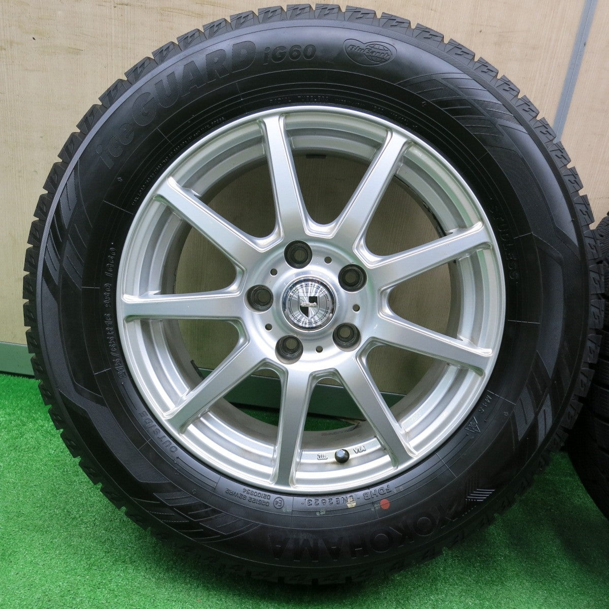 [送料無料] バリ溝！23年！綺麗！9.5分以上★スタッドレス 215/65R16 ヨコハマ アイスガード iG60 GMach 16インチ PCD114.3/5H★4100304NJス