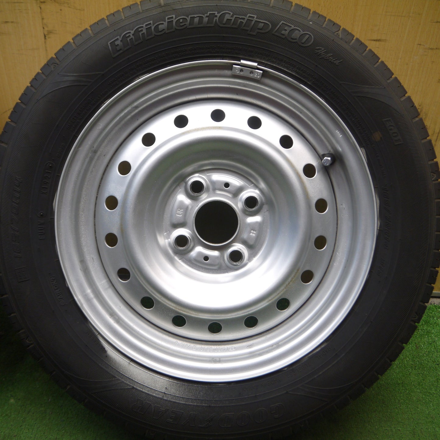 *送料無料* バリ溝！21年！綺麗！8.5分★165/70R14 グッドイヤー EfficientGrip ECO hybrid スチール ホイール 14インチ PCD100/4H★4071604Hノ