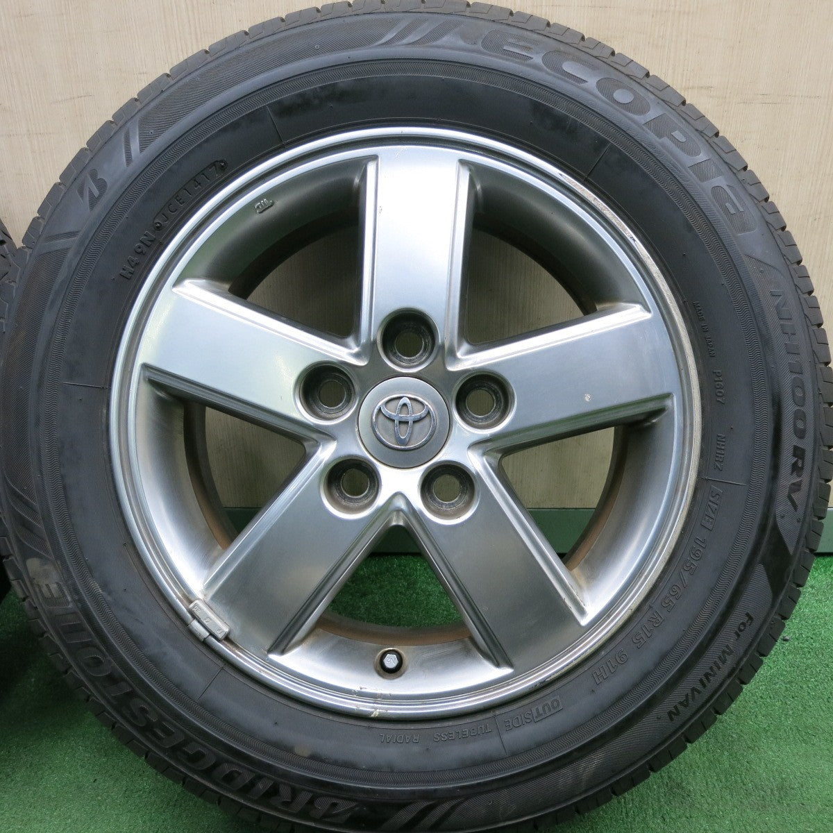 *送料無料* バリ溝！9.5分★トヨタ 60系 ヴォクシー ノア 純正 195/65R15 ブリヂストン エコピア NH100RV 15インチ PCD114.3/5H★4052207HAノ