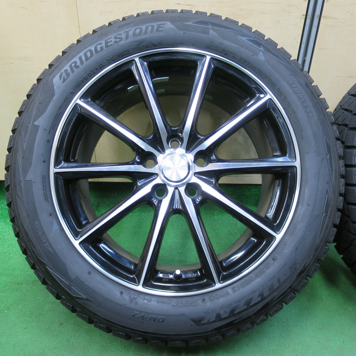 *送料無料* バリ溝！キレイ！9.5分★スタッドレス 235/55R18 ブリヂストン ブリザック DM-V2 ECO FORME エコフォルム 18インチ PCD114.3/5H★4082002イス