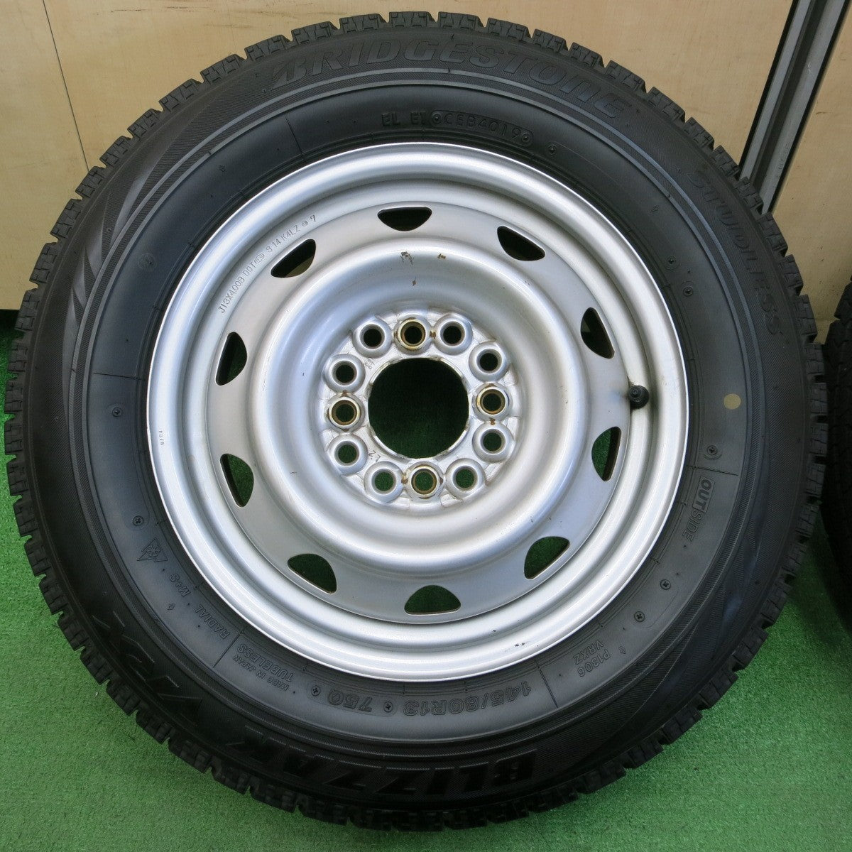 *送料無料* バリ溝！8.5分★スタッドレス 145/80R13 ブリヂストン ブリザック VRX スチール 13インチ PCD100 110 114.3/4H マルチ★4041705イス