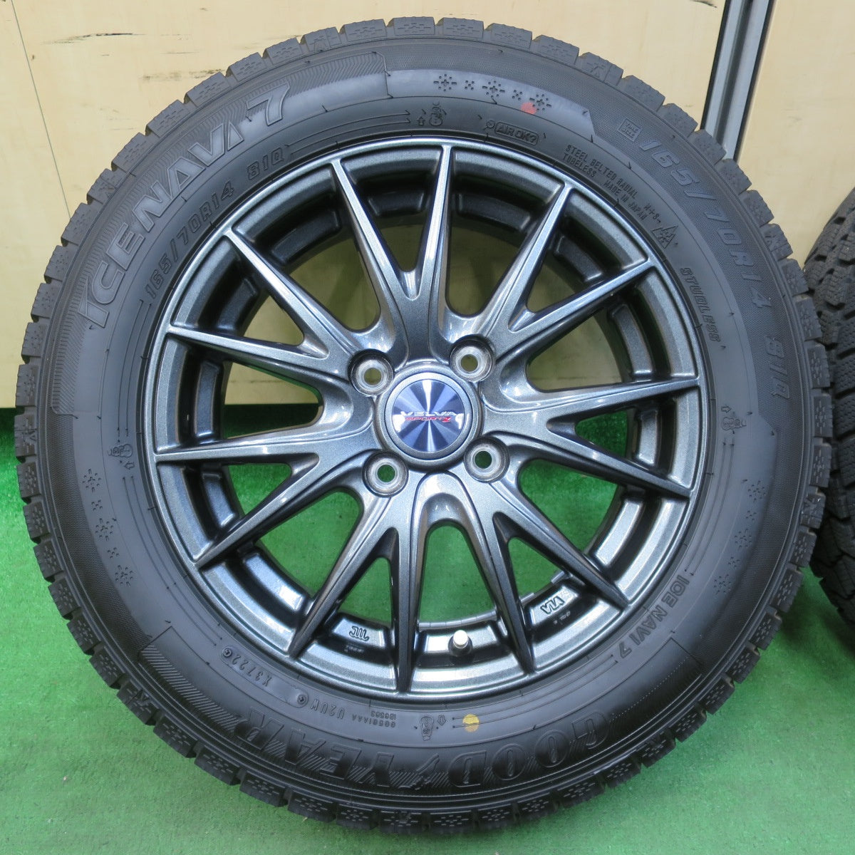 [送料無料] バリ溝！22年！キレイ！ほぼ10分★スタッドレス 165/70R14 グッドイヤー アイスナビ7 VELVA SPORTZ ヴェルヴァ 14インチ PCD100/4H★4101507イス