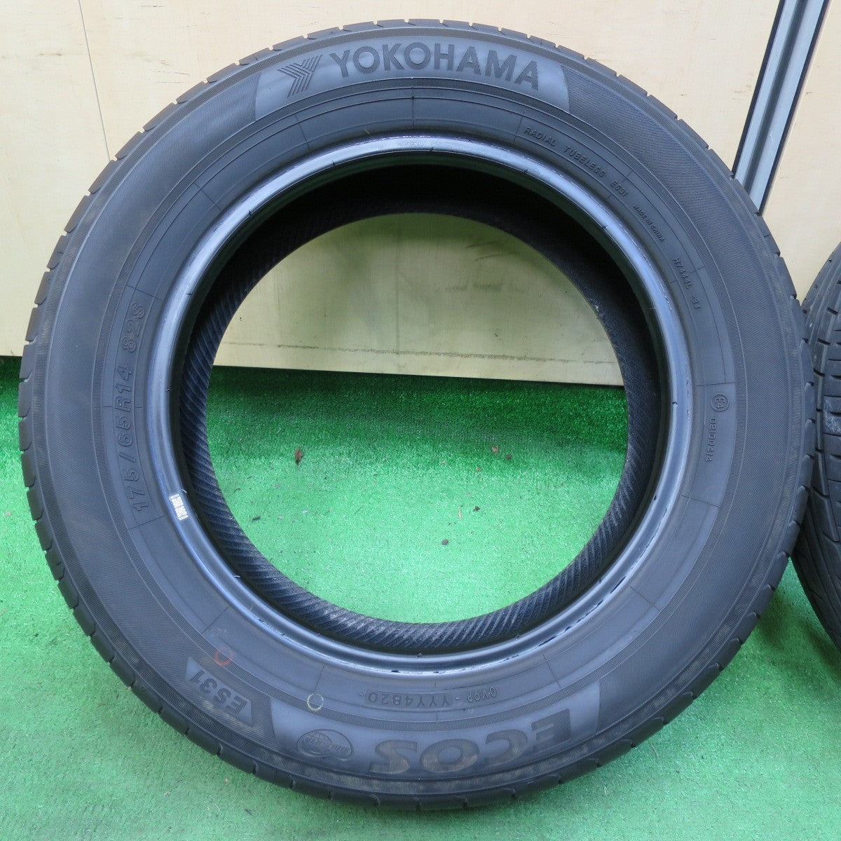 *送料無料* バリ溝！21年！8.5分★175/65R14 ヨコハマ エコス ES31 タイヤ 14インチ ヴイッツ フイット キューブ ノート デミオ 等★4070901イノタ