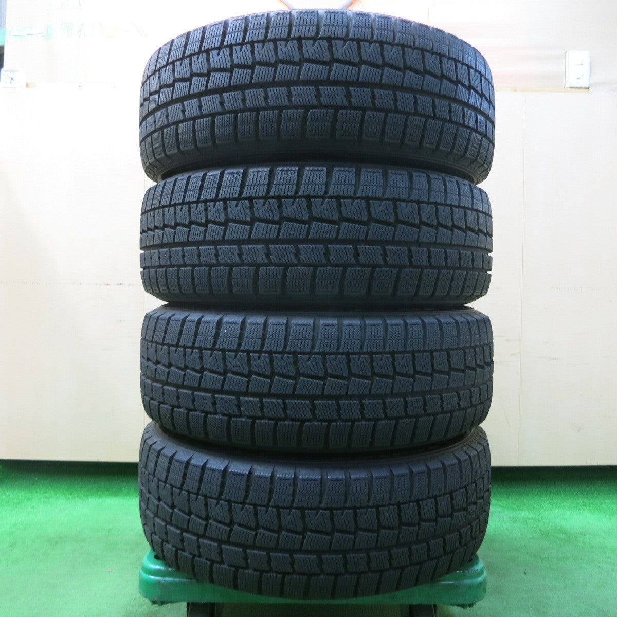 *送料無料* バリ溝！キレイ！9.5分以上★スタッドレス 215/55R17 ダンロップ ウインターマックス WM01 PRD 17インチ PCD114.3/5H★4031611イス