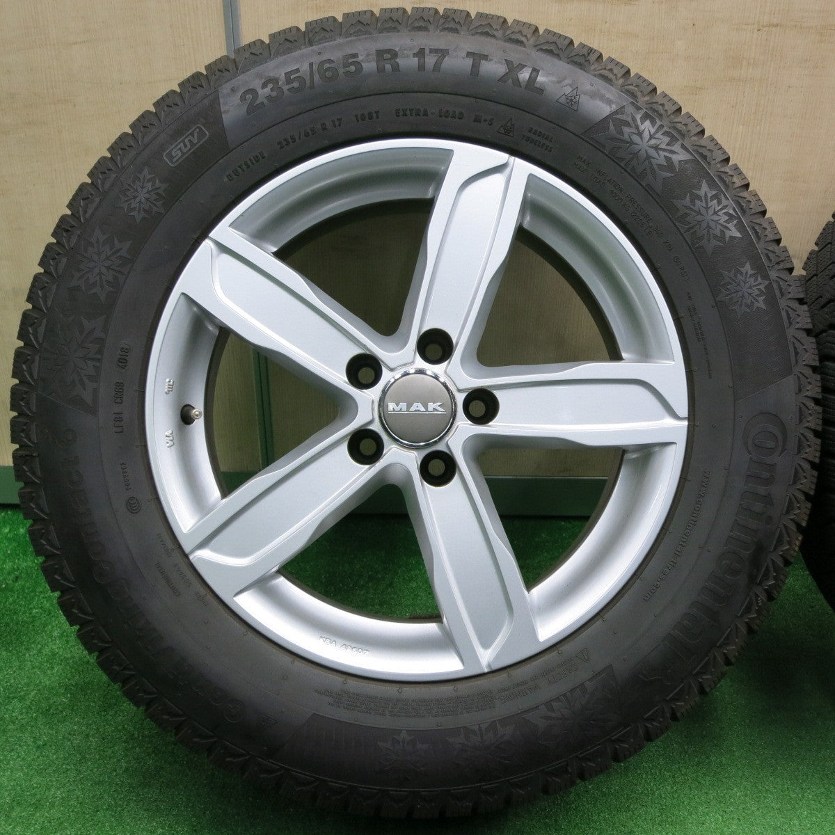 [送料無料] バリ溝！キレイ！8.5分★アウディ等 MAK STADT 235/65R17 スタッドレス コンチネンタル コンチバイキング コンタクト6 シュタッド PCD112/5H★4111403NJス