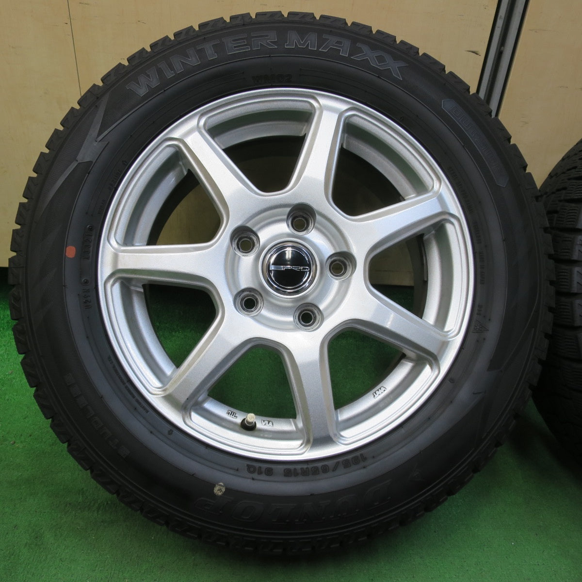 [送料無料] バリ溝！21年！キレイ！9分★スタッドレス 195/65R15 ダンロップ ウインターマックス WM02 PRD 15インチ PCD114.3/5H★4100702イス