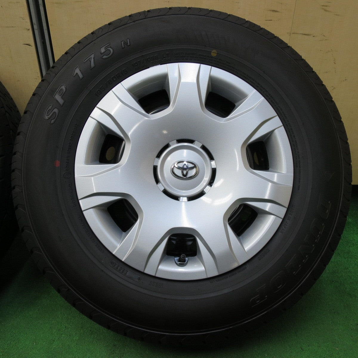 *送料無料* 新車外し！24年★トヨタ 200系 ハイエース 純正 スチール 195/80R15 107/105S ダンロップ SP175N 15インチ PCD139.7/6H★4072004イノ