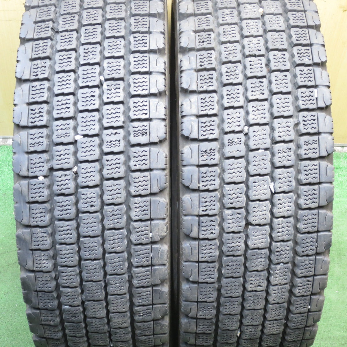 *送料無料* 2本価格！20年★トラック タイヤ 245/70R19.5 136/134J スタッドレス ブリヂストン W910 19.5インチ★4052902クスタ