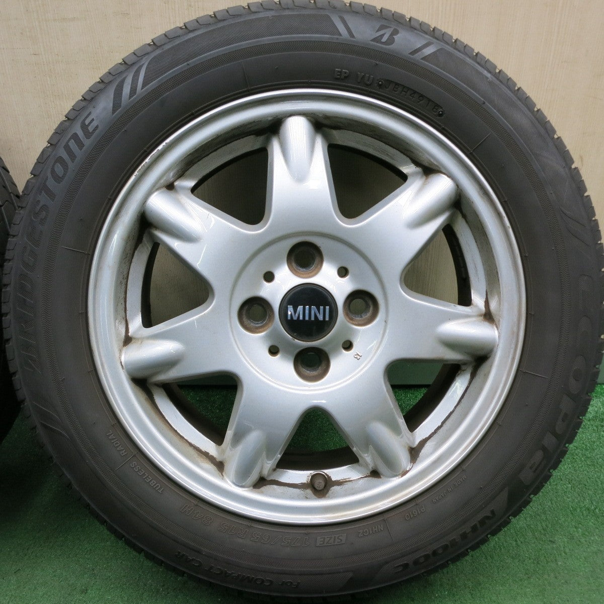 *送料無料* バリ溝！9.5分★BMW MINI ミニ 純正 175/65R15 ブリヂストン エコピア NH100C 15インチ PCD100/4H★4061102HAノ