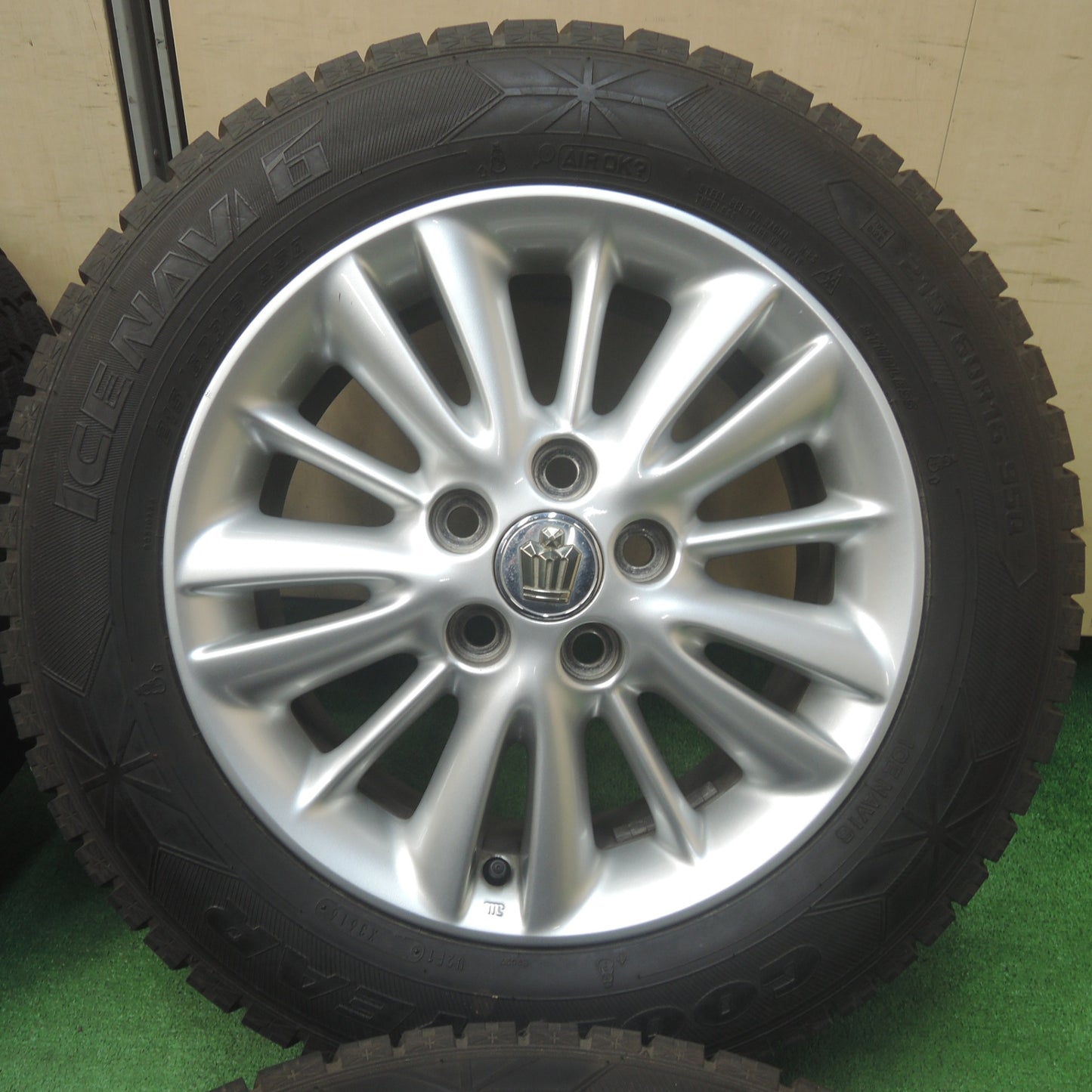 *送料無料* バリ溝！キレイ！9.5分以上★トヨタ 18 クラウンロイヤル 純正 215/60R16 スタッドレス グッドイヤー アイスナビ6 16インチ PCD114.3/5H★4032010SYス