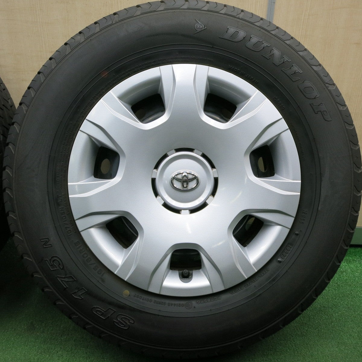 *送料無料* バリ溝！21年！キレイ！9.5分★トヨタ 200系 ハイエース 純正 スチール 195/80R15 ダンロップ SP175N 15インチ PCD139.7/6H★4042904HAノ