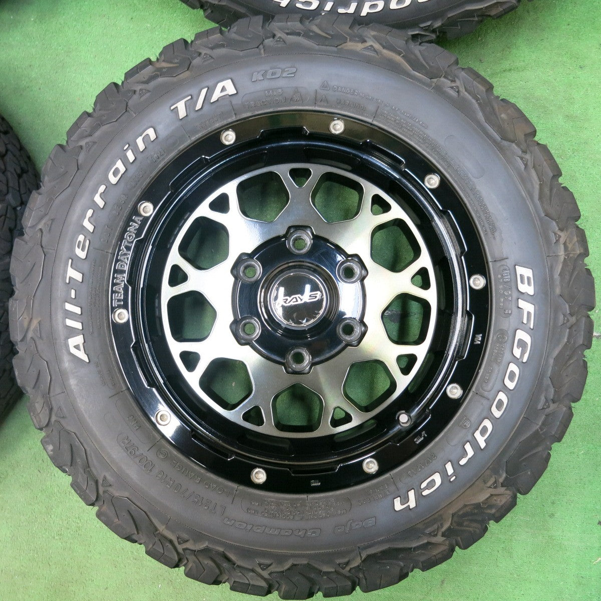 [送料無料] バリ溝！21年！綺麗！9.5分★RAYS DAYTONA M9 215/70R16 BFグッドリッチ All-Terrain T/A KO2 ホワイトレター レイズ デイトナ PCD139.7/6H★4102301SYノ