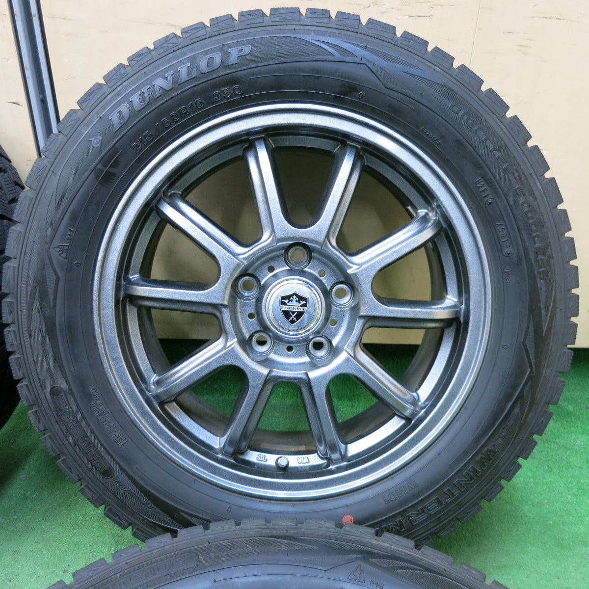 [送料無料] バリ溝！キレイ！9.5分以上★スタッドレス 215/60R16 ダンロップ ウインターマックス WM01 ESTROSA エステローザ 16インチ PCD114.3/5H★4112709SYス