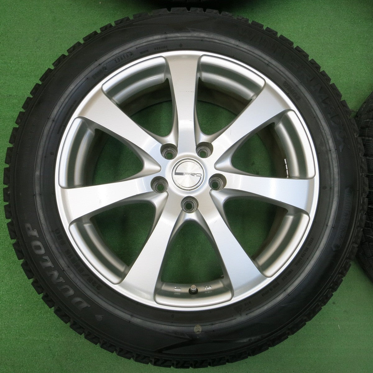 *送料無料* バリ溝！9.5分以上★スタッドレス 225/55R18 ダンロップ ウインターマックス WM02 PRD 18インチ PCD114.3/5H★4041801イス