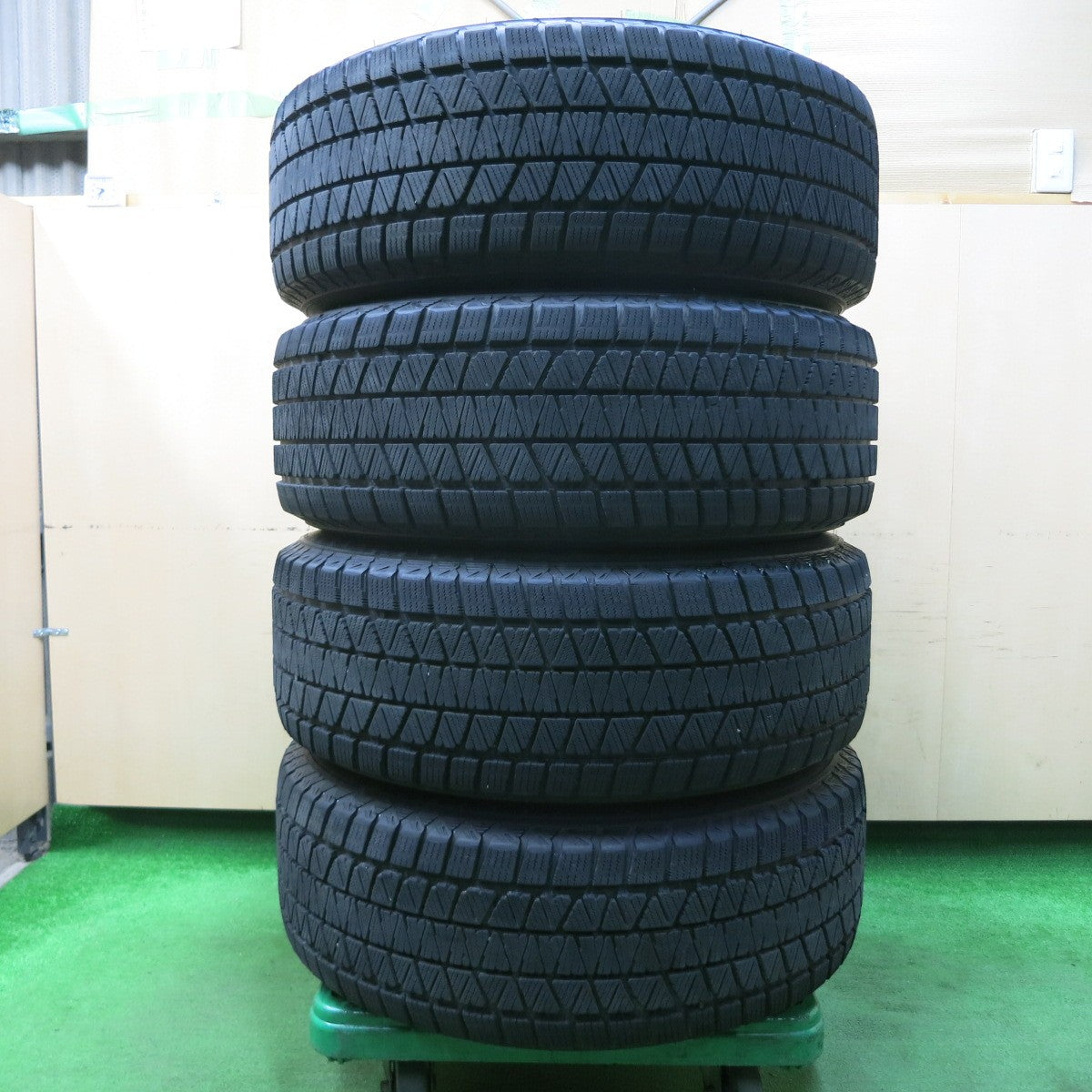 *送料無料* バリ溝！22年！キレイ！9分★トヨタ FJクルーザー 純正 スチール 265/65R17 スタッドレス ブリヂストン ブリザック DM-V3 PCD139.7/6H★4041011イス