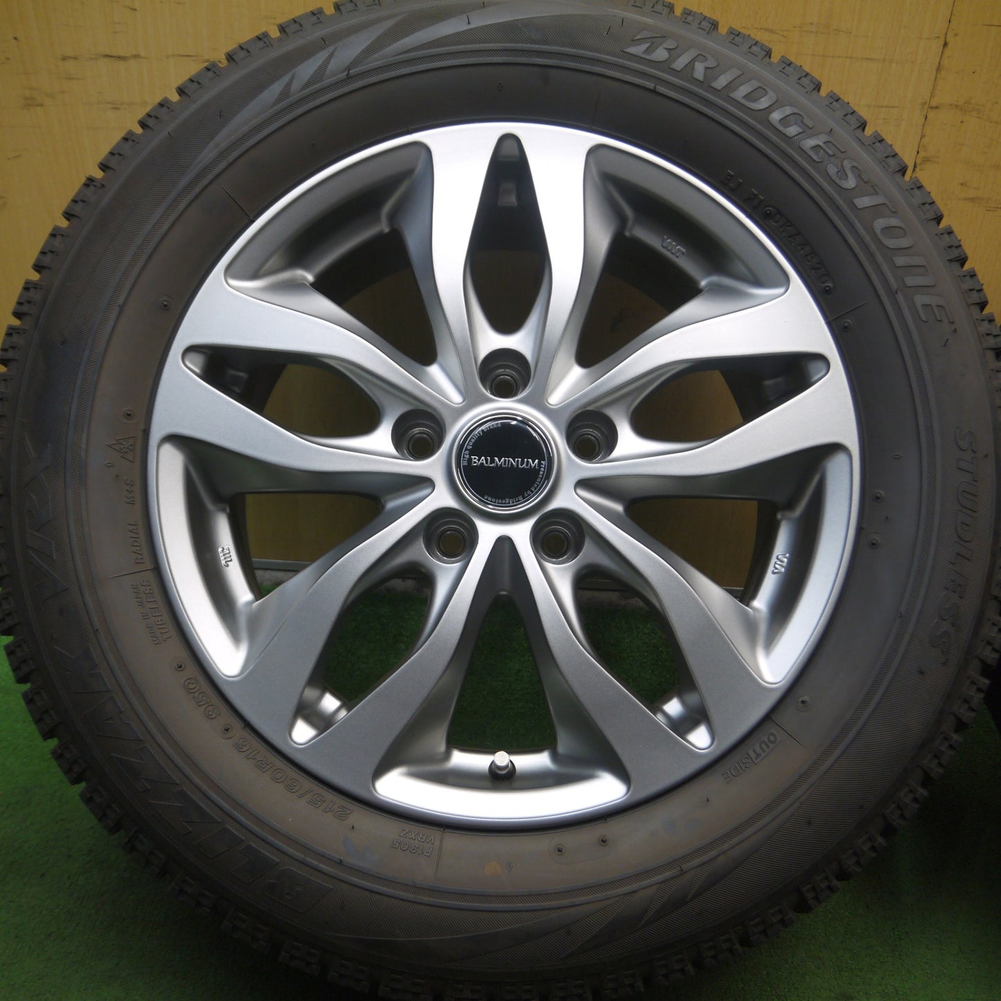 *送料無料* バリ溝！20年！キレイ！9.5分★スタッドレス 215/60R16 ブリヂストン ブリザック VRX BALMINUM バルミナ 16インチ PCD114.3/5H★4070908Hス