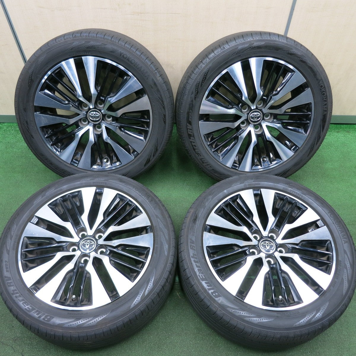 *送料無料* バリ溝！21年！キレイ！9.5分★トヨタ 30系 アルファード 純正 235/50R18 ヨコハマ BluEarth-RV RV03 18インチ PCD114.3/5H★4051303HAノ