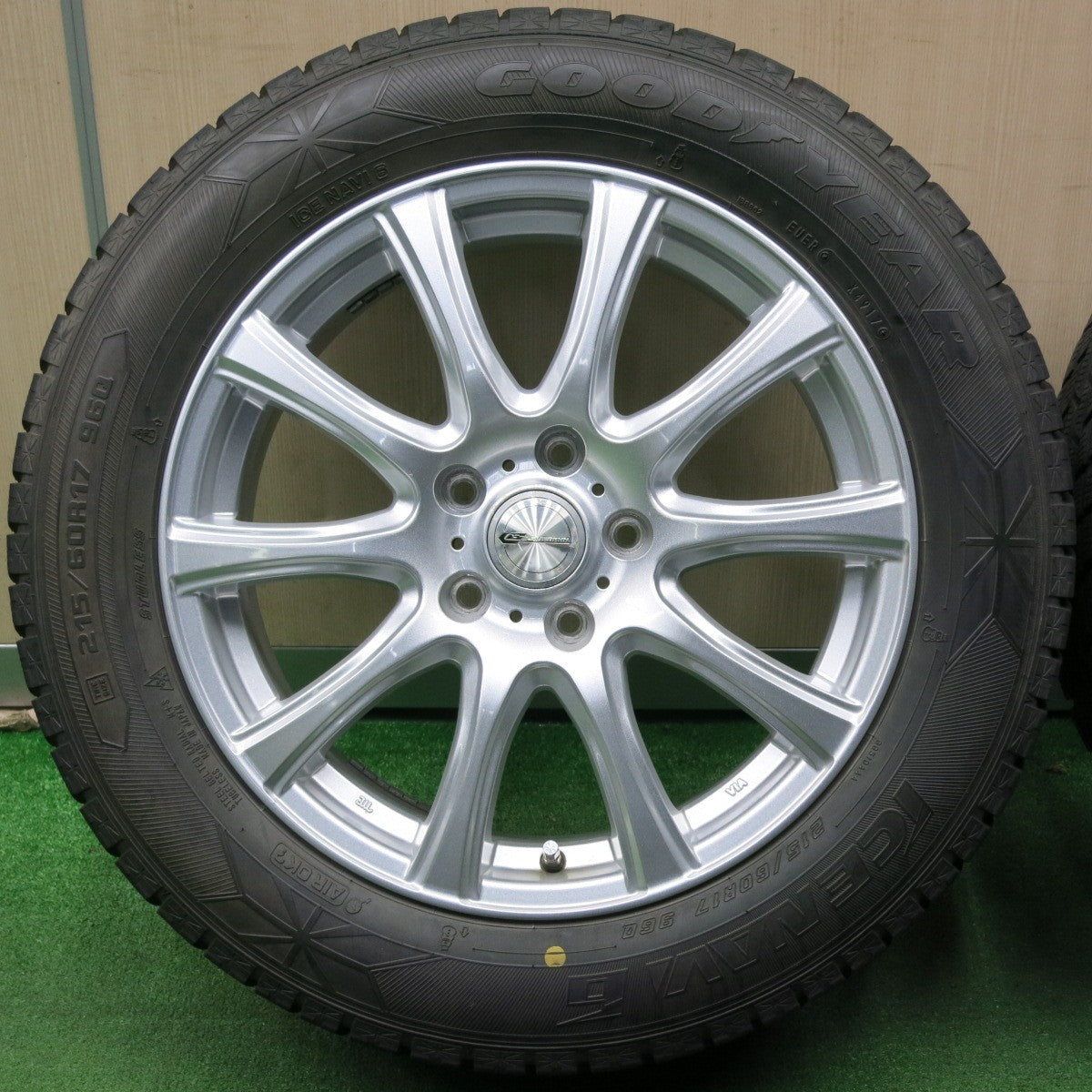 [送料無料] キレイ★スタッドレス 215/60R17 グッドイヤー アイスナビ6 LAUFBAHN 17インチ PCD114.3/5H★4121304NJス