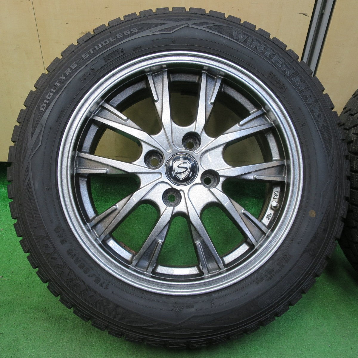 [送料無料] バリ溝！キレイ！8.5分★スタッドレス 175/65R15 ダンロップ ウインターマックス WM01 STRANGER ストレンジャー 15インチ PCD100/4H★4100705イス