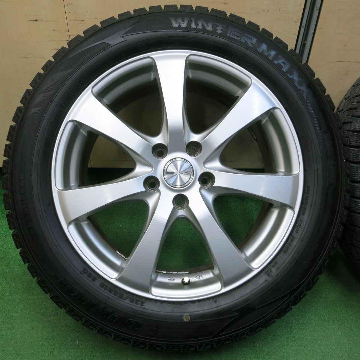 *送料無料* バリ溝！9.5分以上★スタッドレス 225/55R18 ダンロップ ウインターマックス WM02 PRD 18インチ PCD114.3/5H★4041801イス