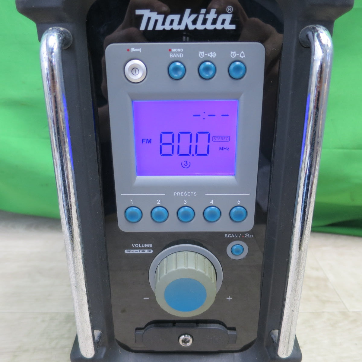 [送料無料] ☆makita マキタ ラジオ MR100 AM FM 電気 大工 道具 電気 現場 充電式 オーディオ☆