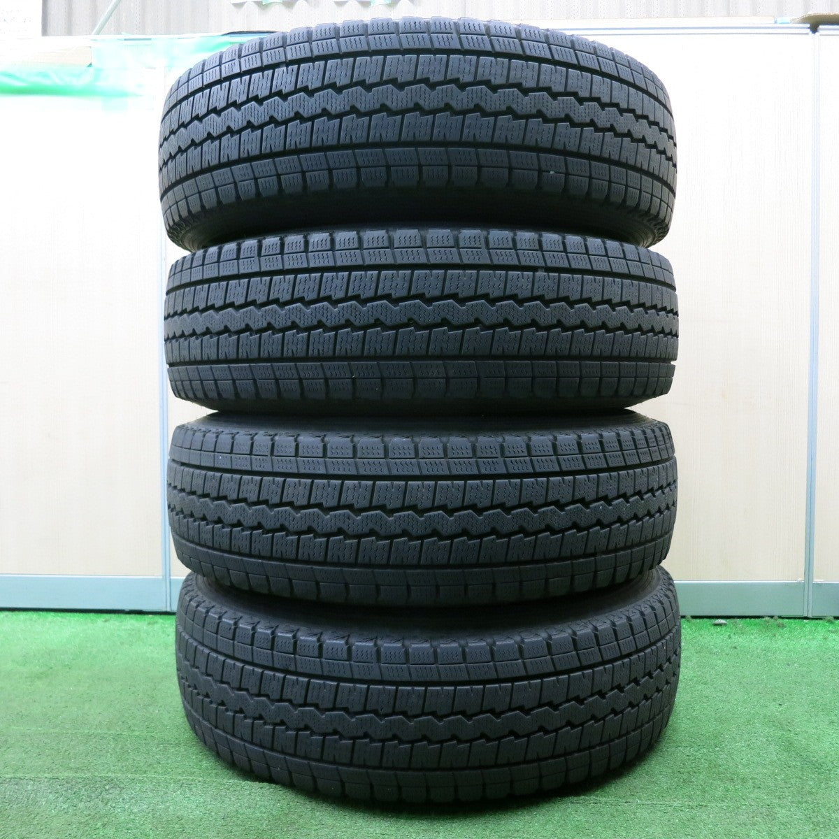 *送料無料* バリ溝！キレイ！9分★ハイエース等 195/80R15 Off Performer RT-8 スタッドレス ダンロップ ウインターマックス SV01 オフパフォーマー PCD139.7/6H★4042701NJス