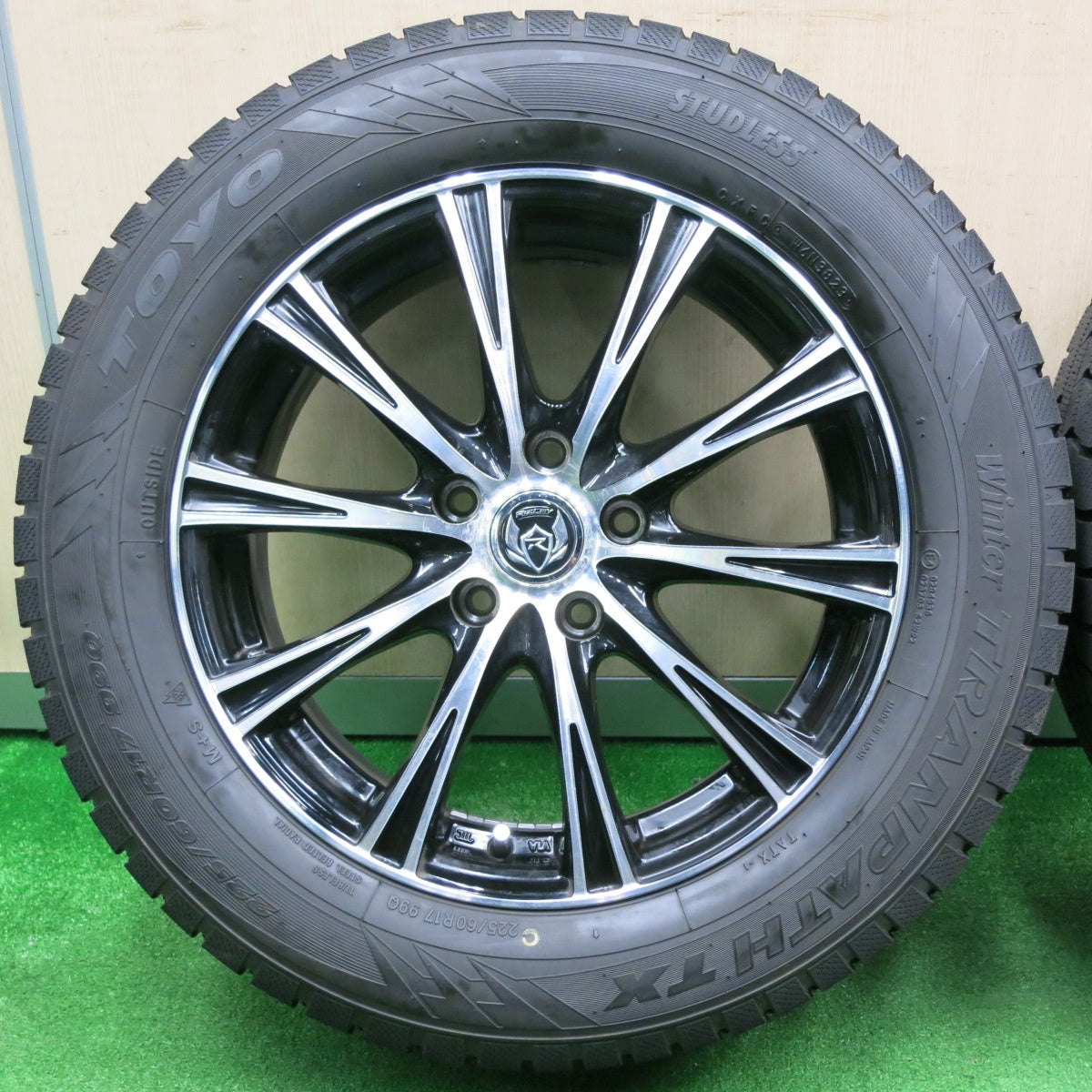 [送料無料] 超バリ溝！23年！9.5分以上★スタッドレス 225/60R17 トーヨー ウインター トランパス TX RiZLEY ライツレー 17インチ PCD114.3/5H★4111101NJス