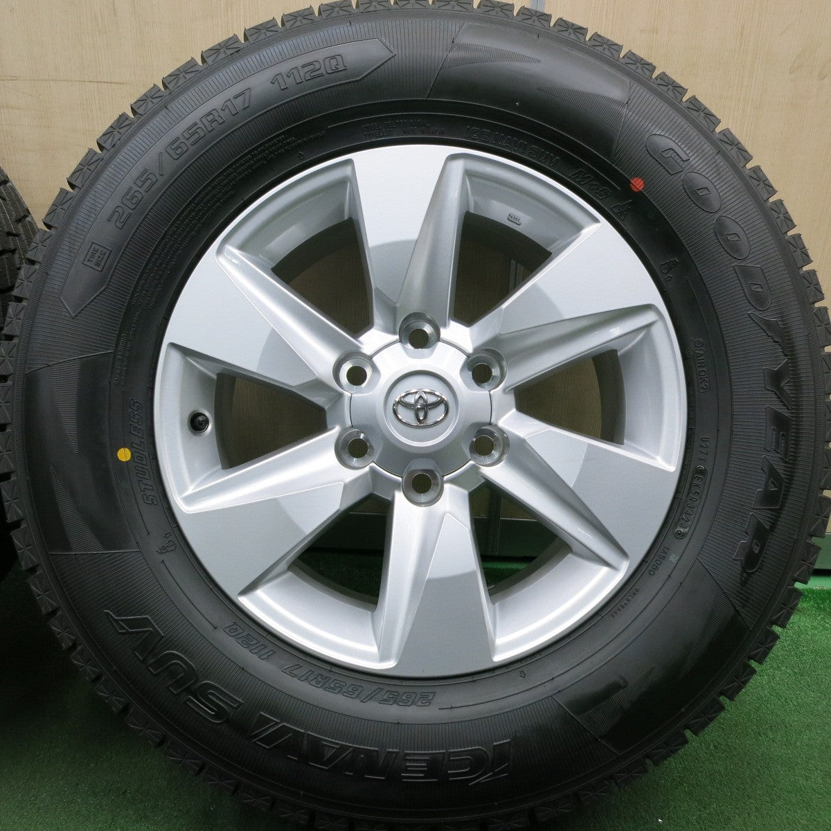 *送料無料* 未使用！23年★トヨタ 150系 ランクル プラド 後期 純正 265/65R17 スタッドレス グッドイヤー アイスナビ SUV PCD139.7/6H★4051502HAス