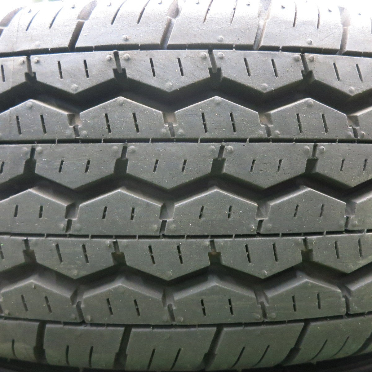 *送料無料* 超バリ溝！20年！新車外し★195/70R15 106/104L ブリヂストン RD-613 STEEL スチール 15インチ PCD139.7/6H カムロード 等★4062803HAノ