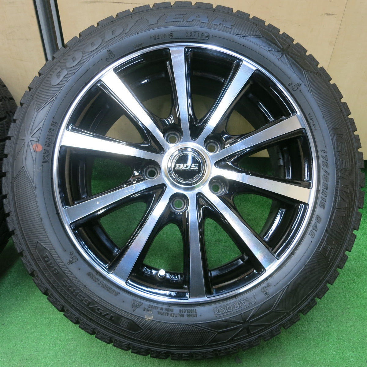 *送料無料* バリ溝！キレイ！8.5分★スタッドレス 175/65R15 グッドイヤー アイスナビ6 D.O.S. DOS 15インチ PCD114.3/5H★4031608イス