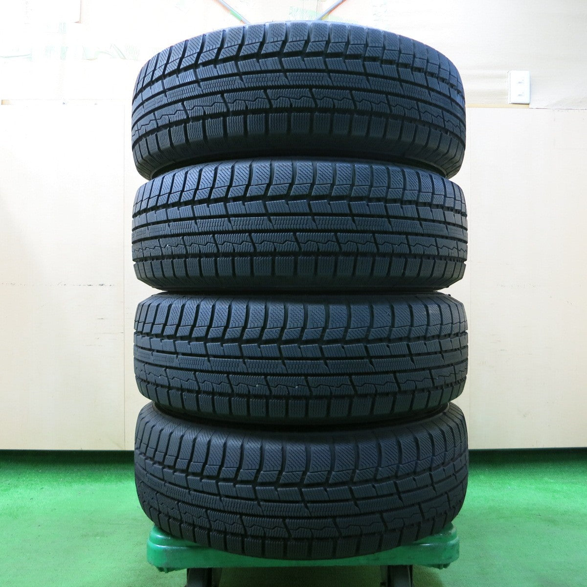 *送料無料* バリ溝！キレイ！9.5分★スタッドレス 215/70R16 トーヨー ウインタートランパス TX Exceeder エクシーダー 16インチ PCD114.3/5H★4051706イス