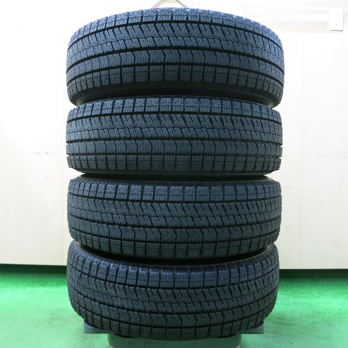 *送料無料* ほぼ未使用！23年★スタッドレス 185/65R15 ブリヂストン ブリザック VRX2 BALMINUM バルミナ 15インチ PCD100/4H★4041803イス