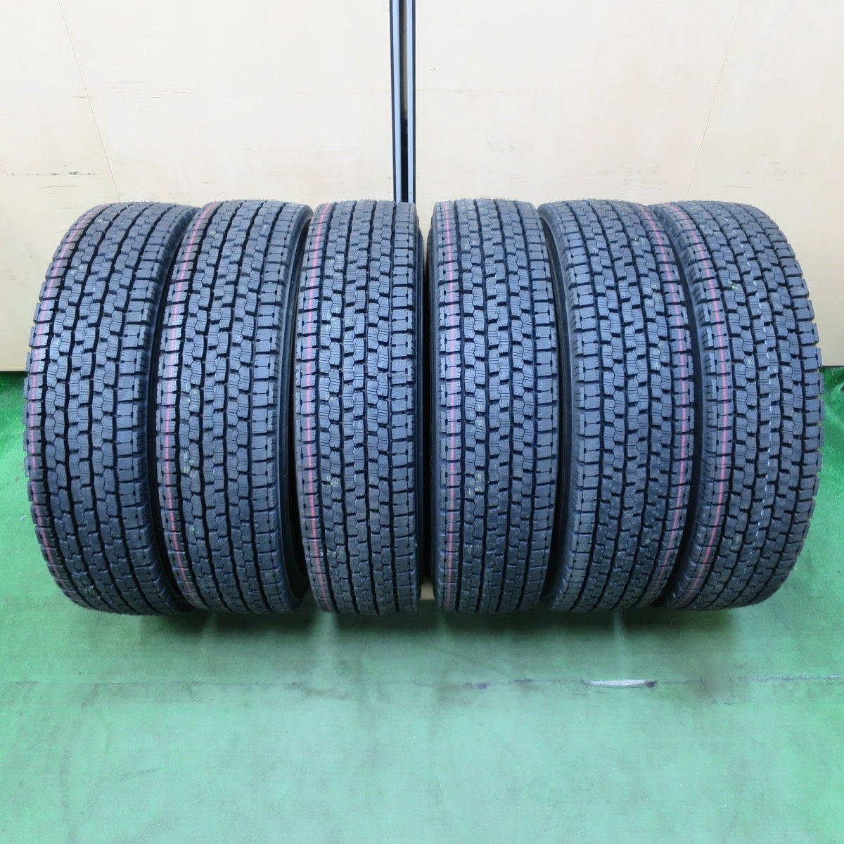 [送料無料] 未使用！24年★トラック タイヤ 225/80R17.5 123/122L スタッドレス ブリヂストン W999 17.5インチ★5012908イスタ