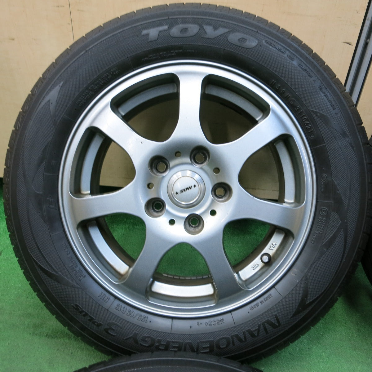 [送料無料] バリ溝！21年！8.5分★195/65R15 トーヨー ナノエナジー3 プラス SUW DW552 15インチ PCD114.3/5H★4100206SYノ