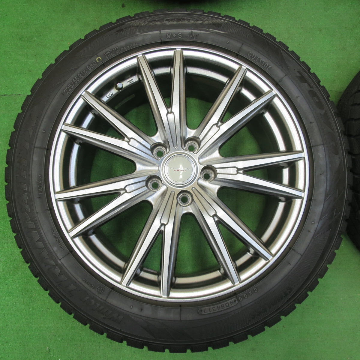 *送料無料* バリ溝！キレイ！9分★スタッドレス 225/55R18 トーヨー ウインター トランパス TX VELVA KEVIN ヴェルヴァ 18インチ PCD114.3/5H★4082001イス