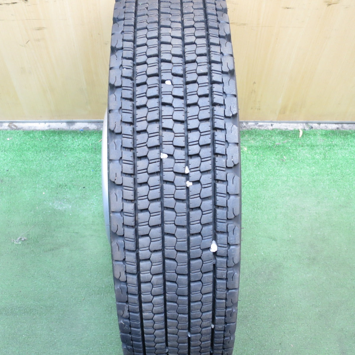 *送料無料* バリ溝！20年！8.5分★トラック タイヤ 225/80R17.5 123/122L ブリヂストン W900 TOPY スチール  135-9TCS 17.5インチ PCD222.25/6H★4050401クス