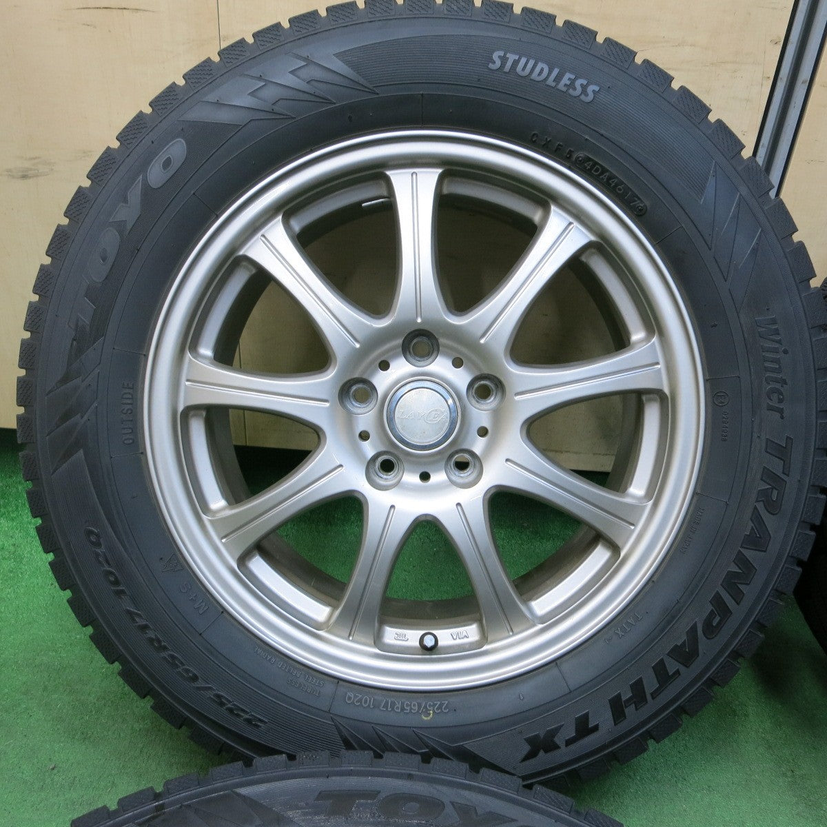 [送料無料] バリ溝！キレイ！9.5分★スタッドレス 225/65R17 トーヨー ウインター トランパス TX LAYCEA レイシア 17インチ PCD114.3/5H★4111904SYス