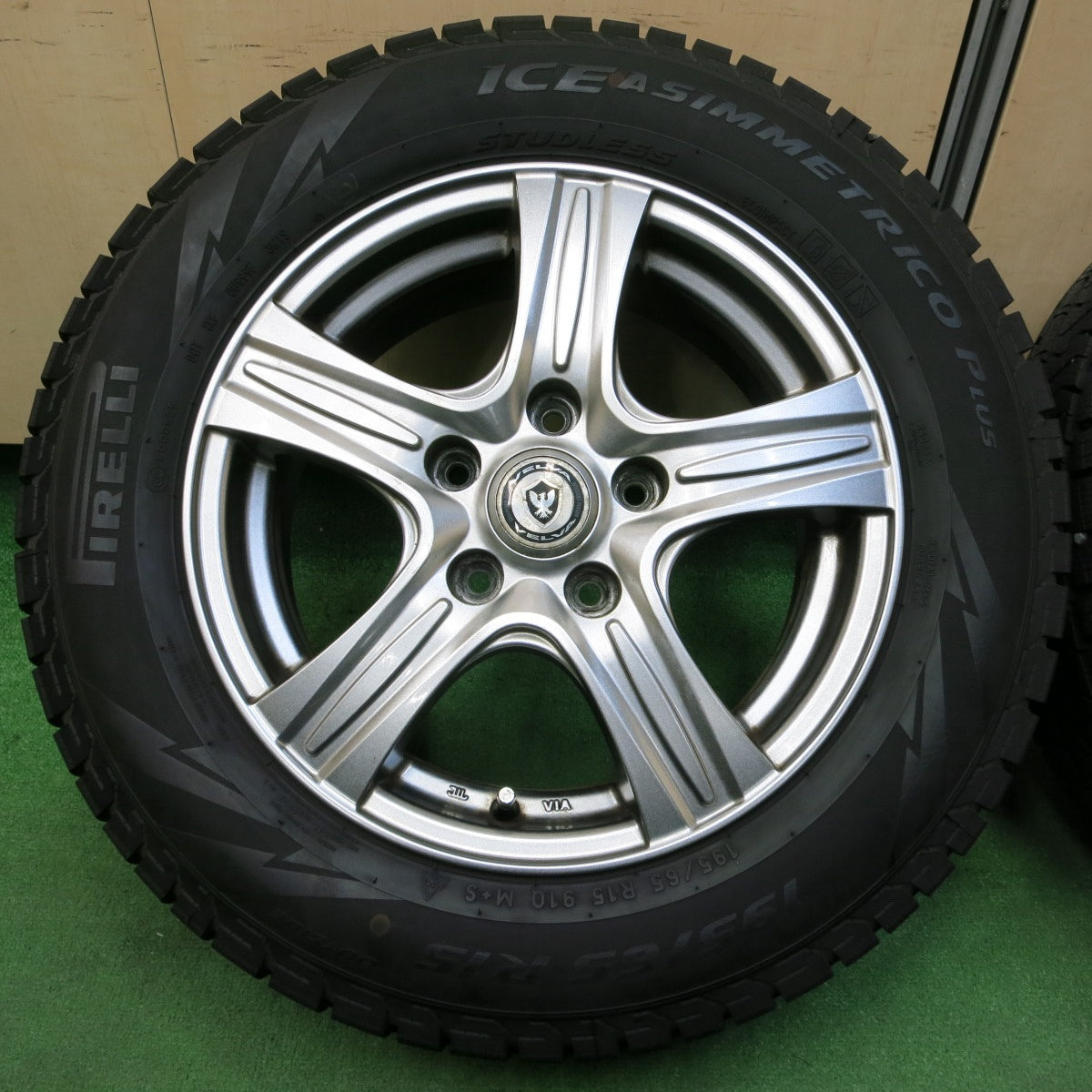 *送料無料* バリ溝！キレイ！9.5分以上★スタッドレス 195/65R15 ピレリ アイスアシンメトリコ プラス VELVA ヴェルヴァ 15インチ PCD114.3/5H★4051705イス